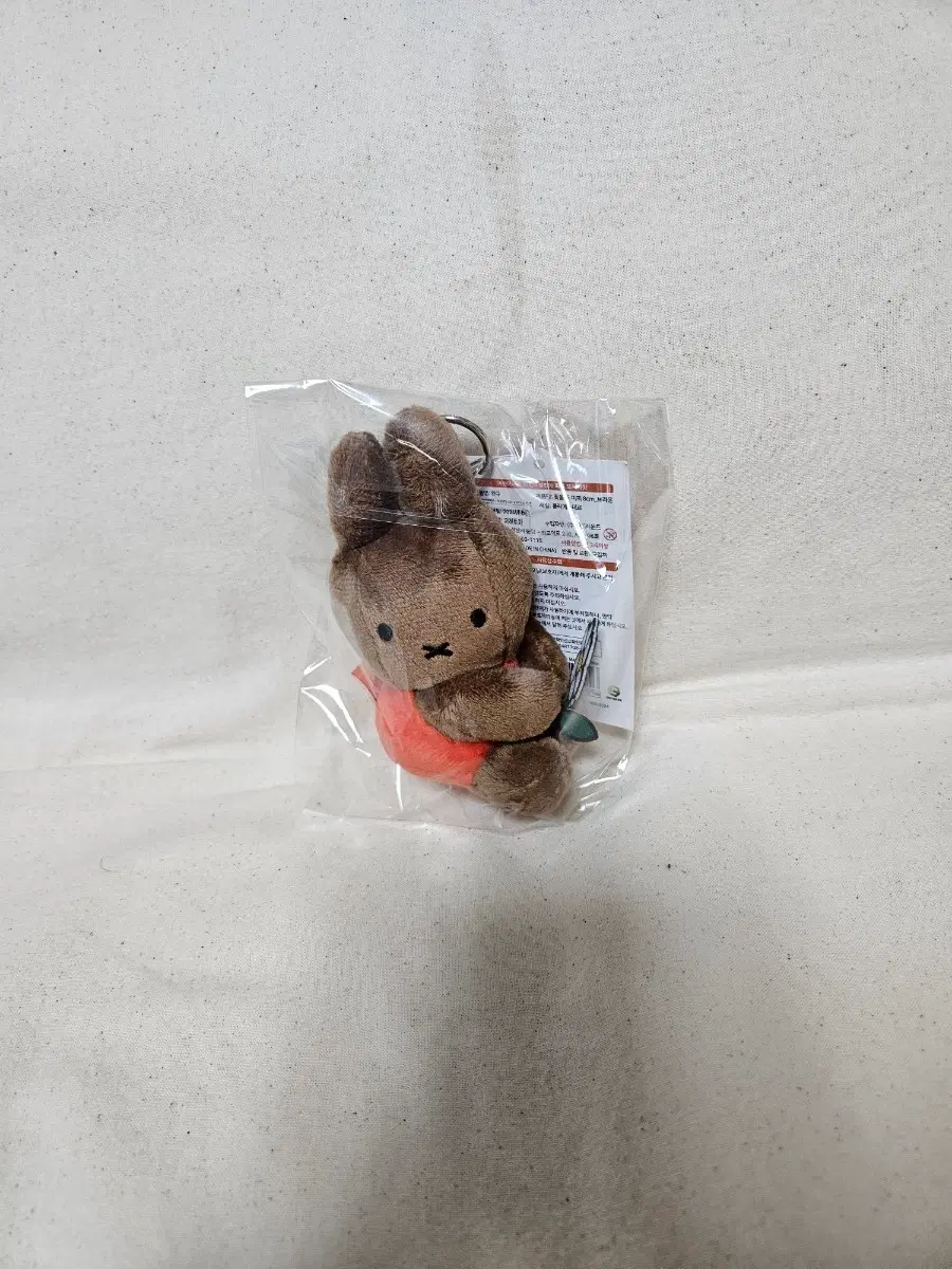 꽃을 든 미피 키링 인형