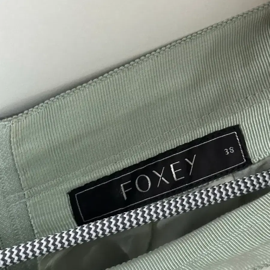 Japanese Vintage FOXEY 카키 새틴 미디 스커트