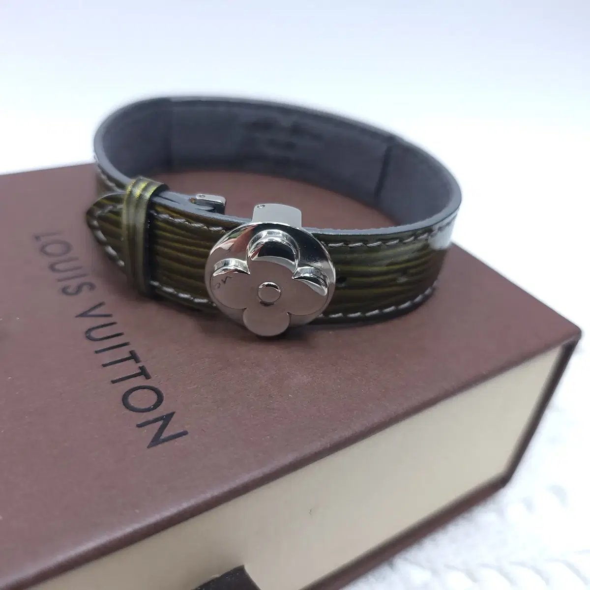 LOUIS VUITTON 루이비통 에삐 에나멜 블라썸 팔찌 브레이슬릿 A952
