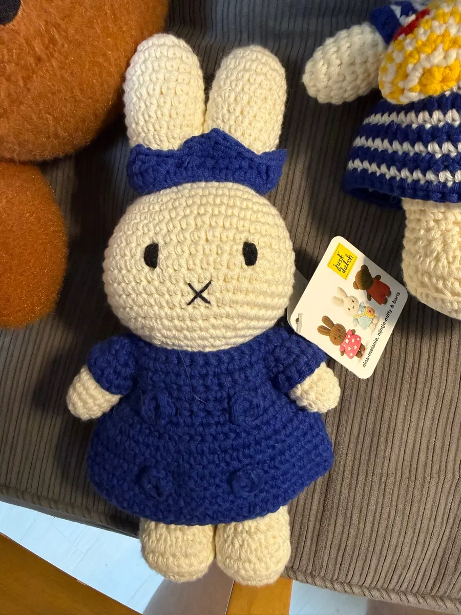 JUST DUTCH MIFFY 시리즈 파란 왕관코트 미피 인형 판매합니다.