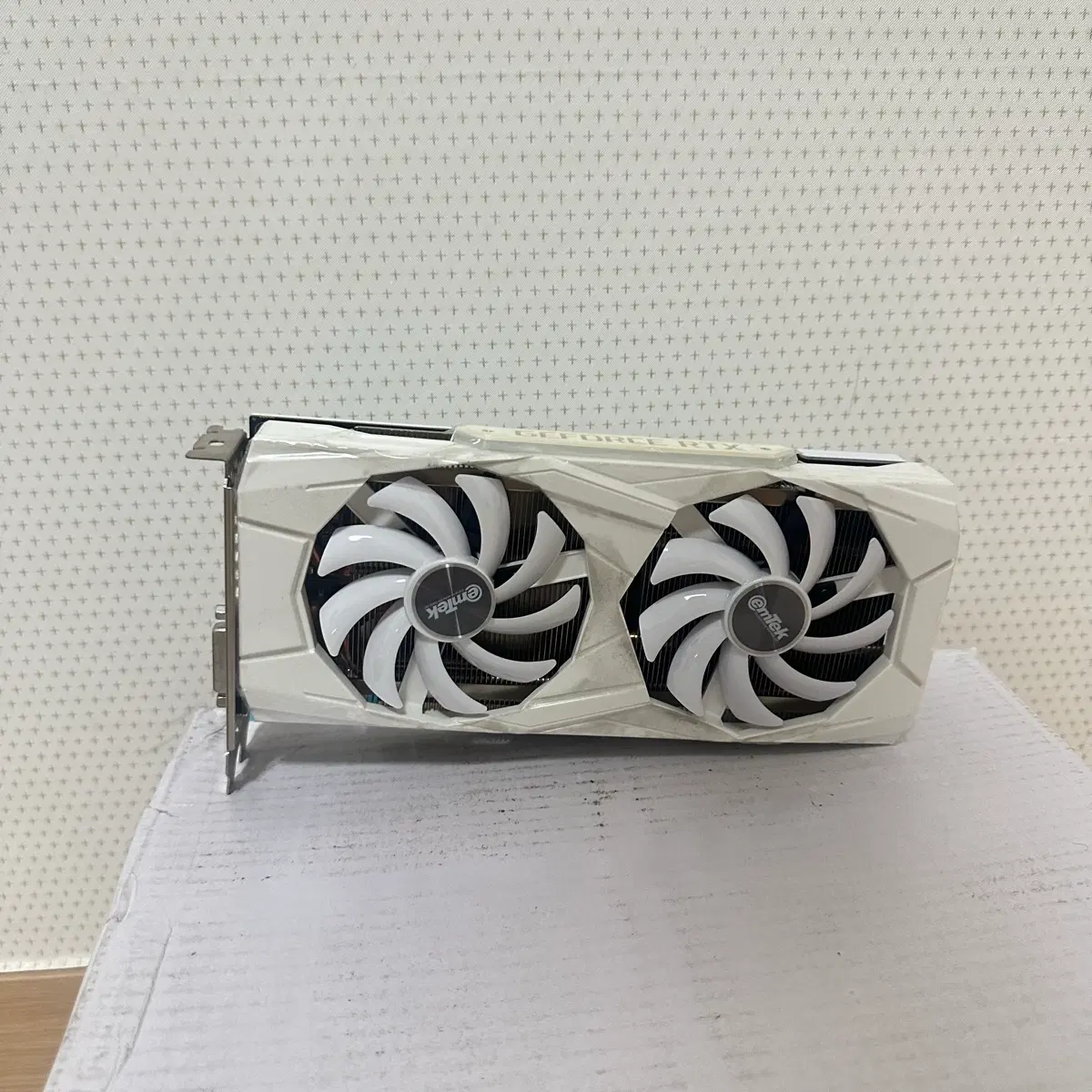 이엠텍 RTX2060 그래픽카드 화이트