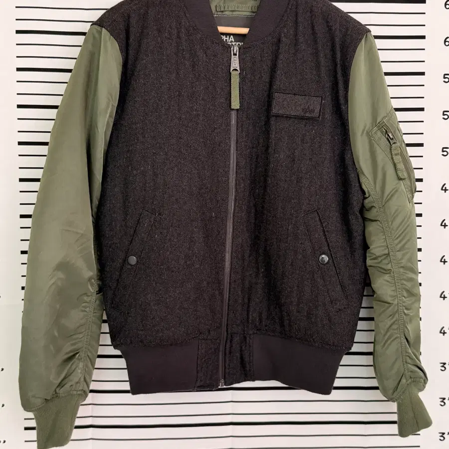 알파 인더스트리(Alpha Industries)의 MA-1 D-Tec 울 봄버 자켓