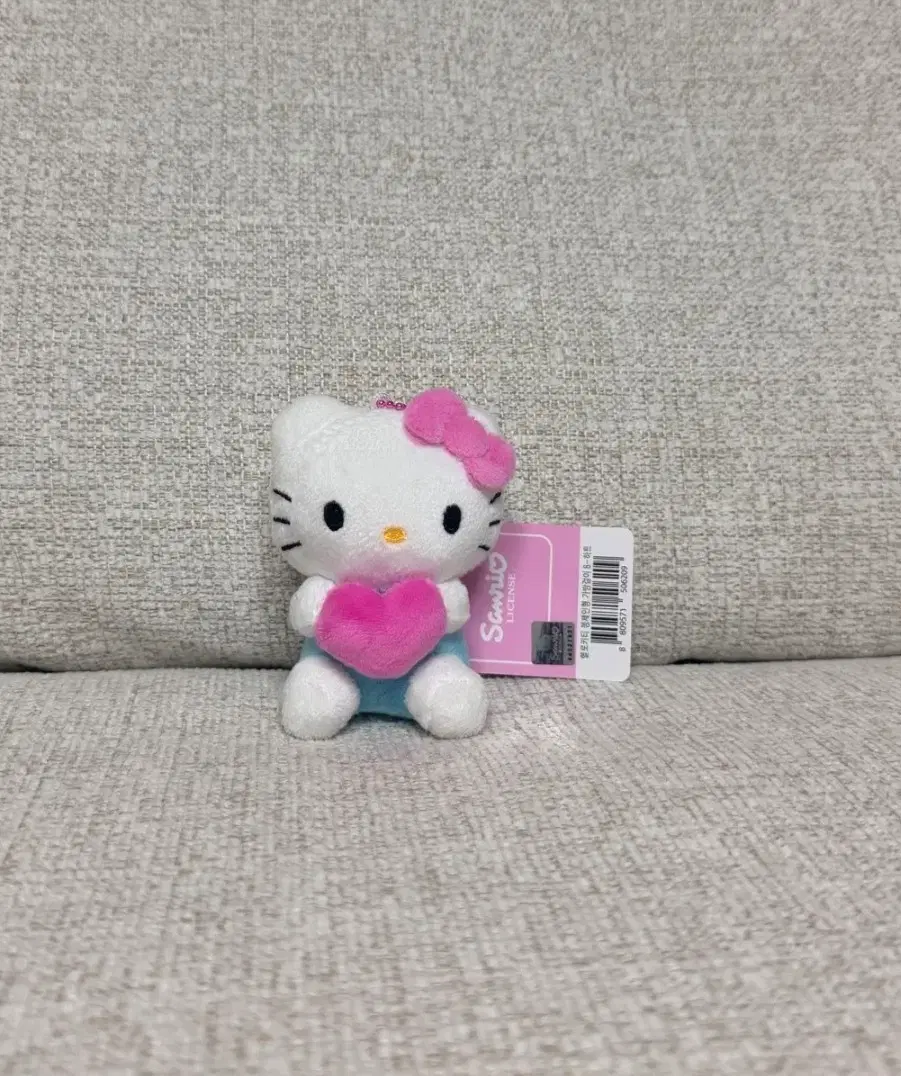 정품 산리오 헬로키티 하트 8cm 키링 인형