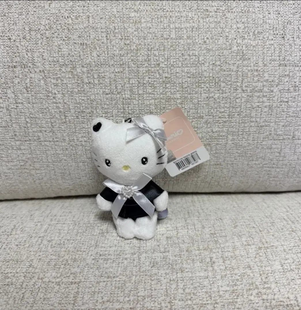 정품 산리오 헬로키티 가방걸이 블랙하트 8cm 키링인형