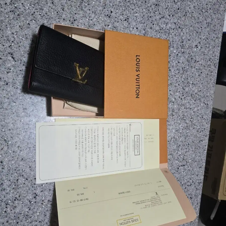 루이비통 카퓌신지갑 m62157