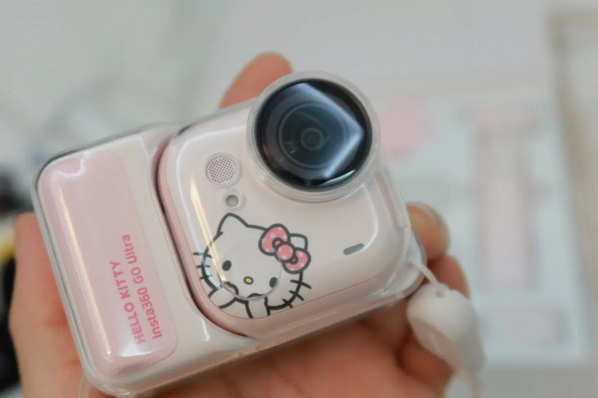 오즈모포켓4랑 교신받습니다)헬로키티 인스타360 고 울트라 핑크 카메라 풀세트 팝니다 악세사리 많아요