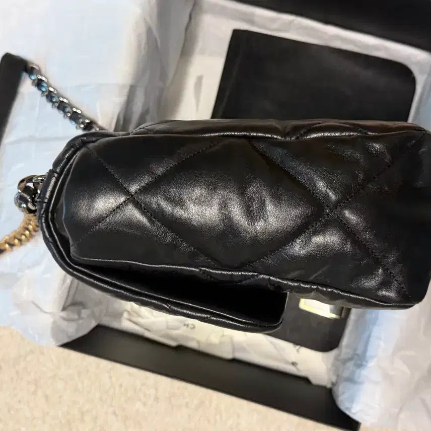 샤넬 19백 블랙 금장 맥시 사진 5