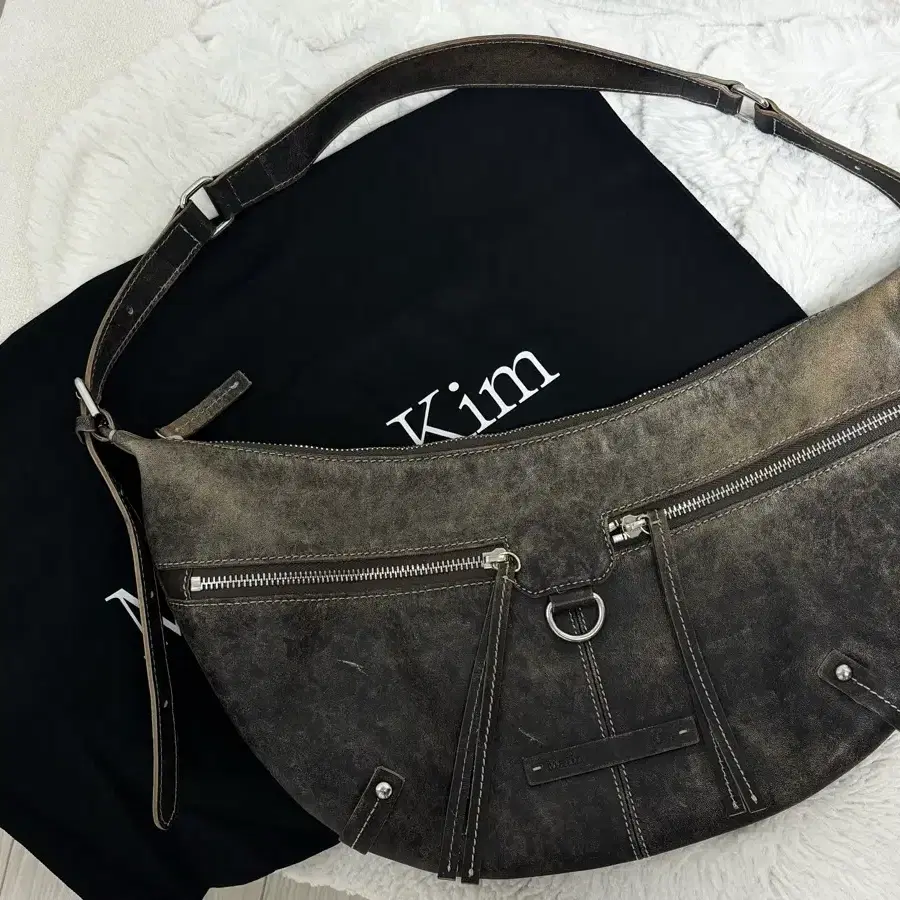 마뗑킴 ZIPPER LEATHER ROUND BAG IN BROWN