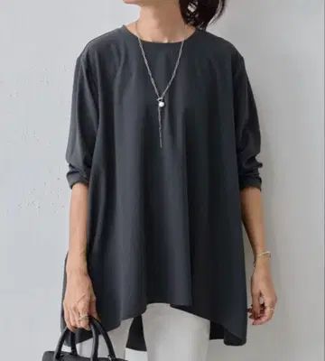 BEARDSLEY 비어즐리 뒷 드레이프 T 블라우스