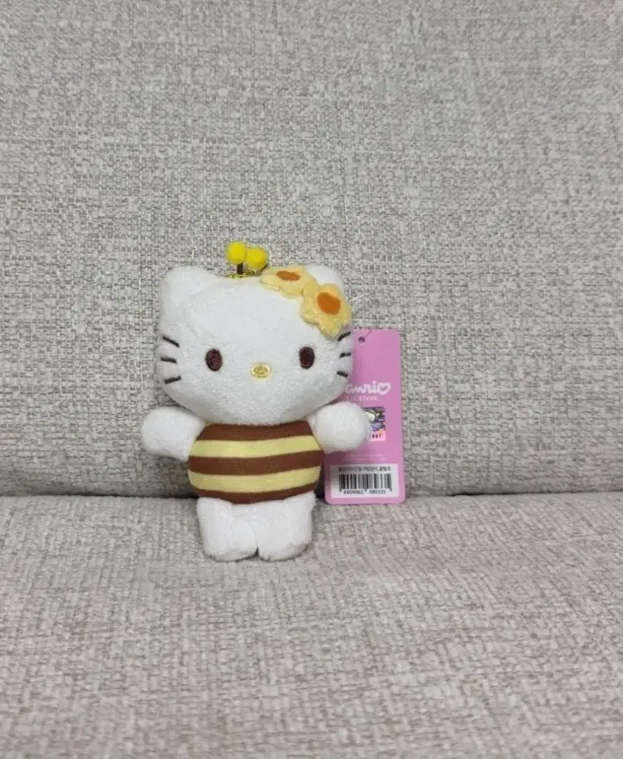 정품 산리오 헬로키티 꿀벌 8cm 키링 인형