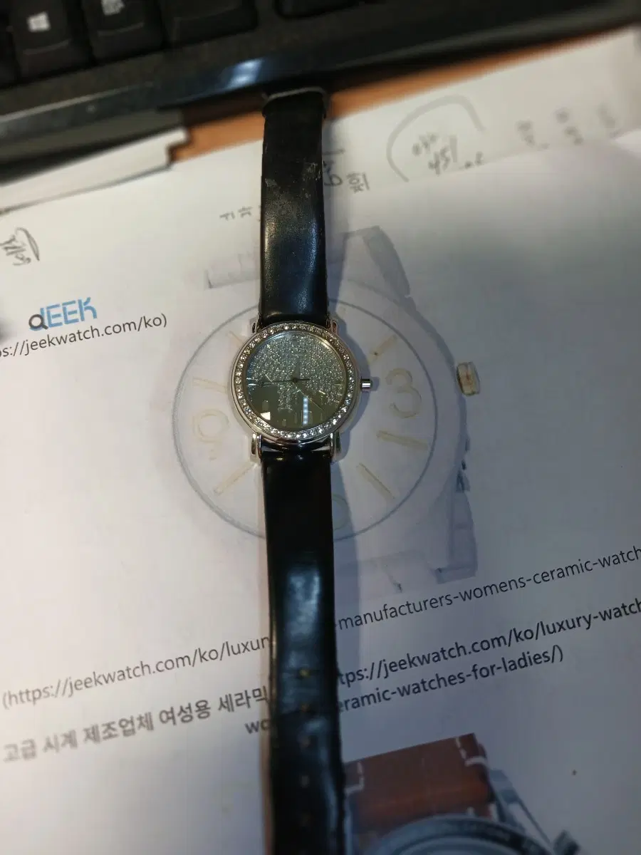 여성용 검정 가죽 스트랩 시계 로이드