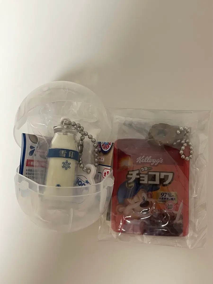 유키지루시 메그밀크 100주년 우유병 가챠 키링