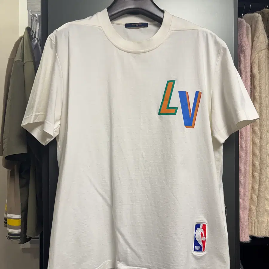 루이비통 x NBA 레터링 반팔 티셔츠 화이트