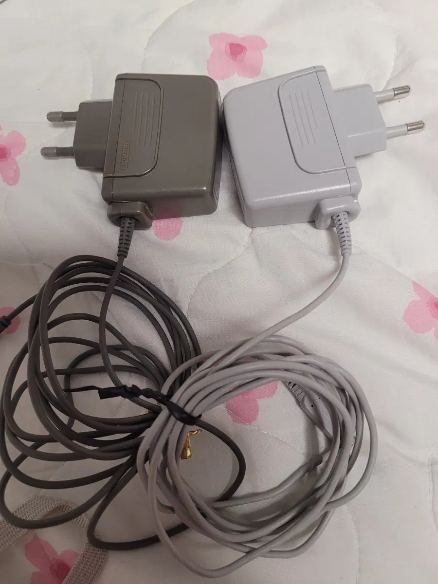 닌텐도 dslite 충전기 2ds dsi 3ds 충전기 일괄 팔아요. 2개다 정품.. 2개다 정품입니다.