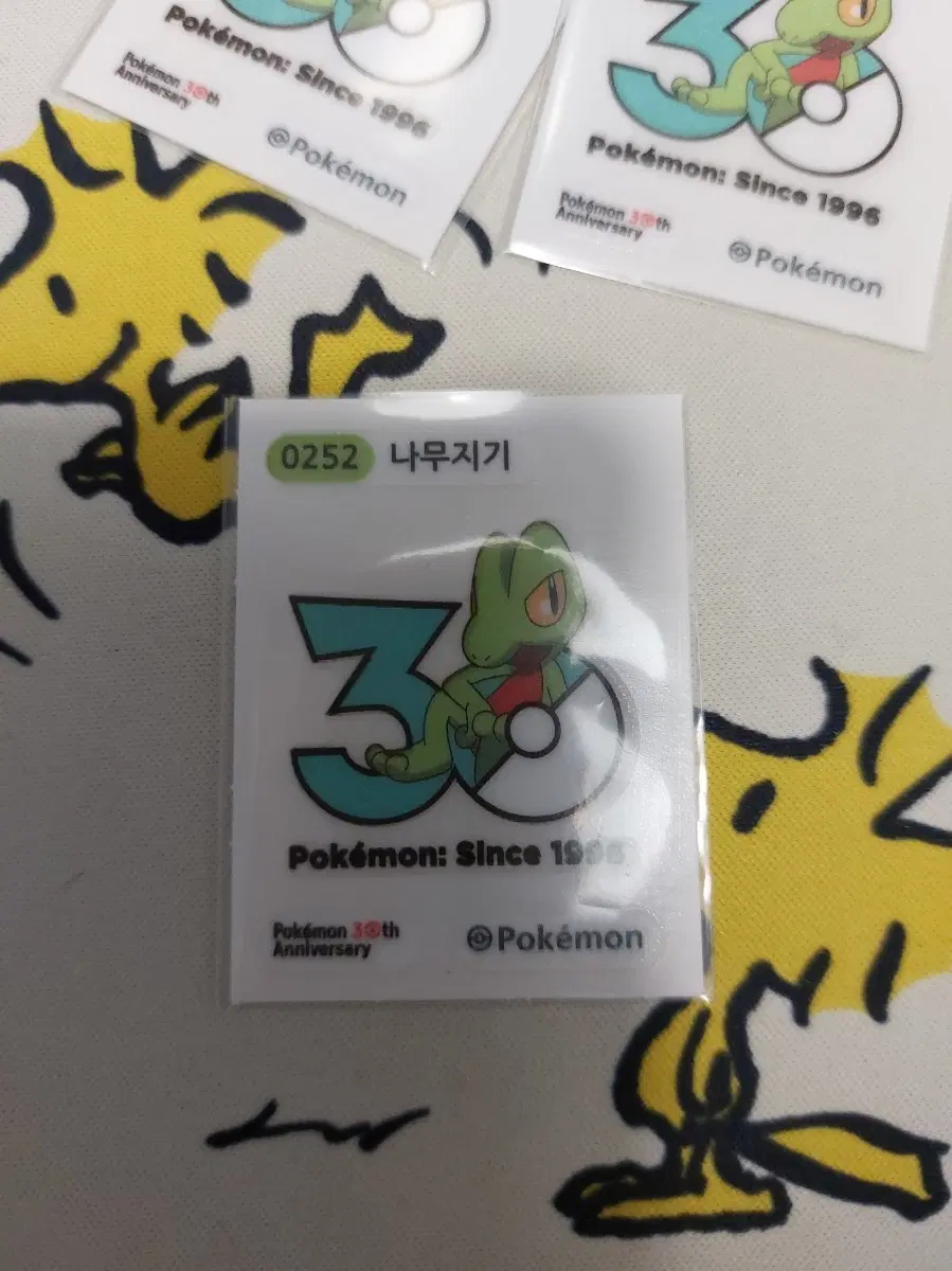 포켓몬 띠부씰 30주년 로고 나무지기 252