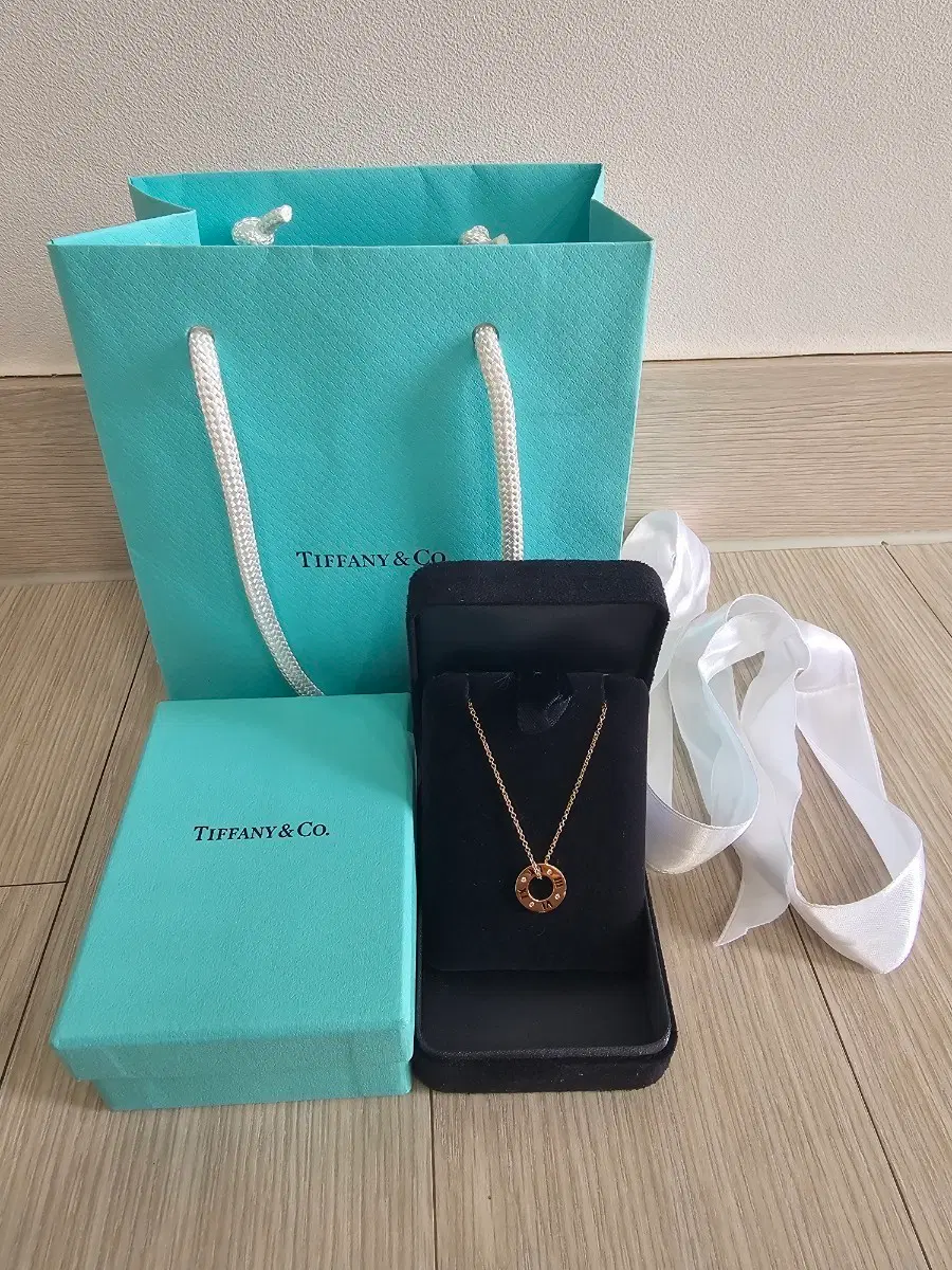정품 티파니앤코 아틀라스 피어스드 다이아 4p 18k 로즈골드 목걸이