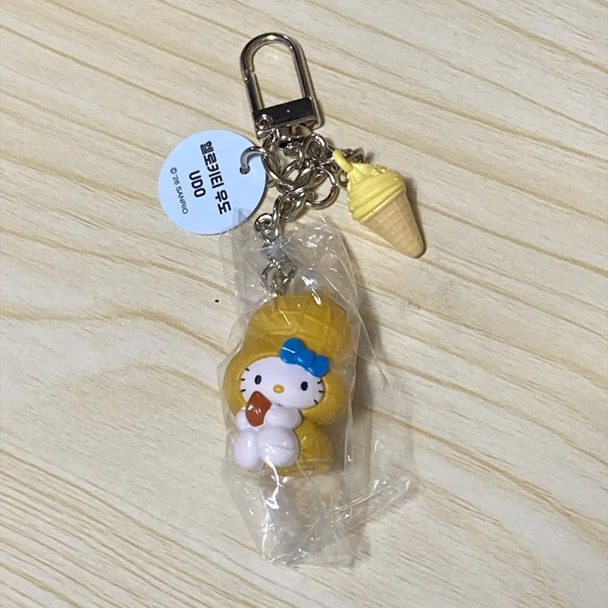 [헬로키티] 올리브영 지역키링 우도 땅콩 아이스크림