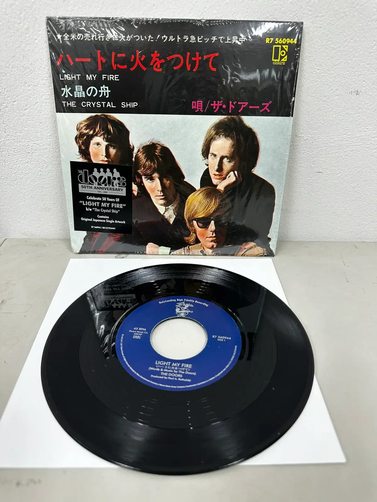 더 도어즈 The Doors 'Light My Fire / The Crystal Ship' 7인치 LP 판매합니다.