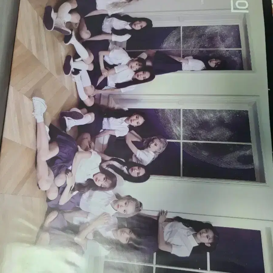 이달의 소녀 포스터 LOONA poster