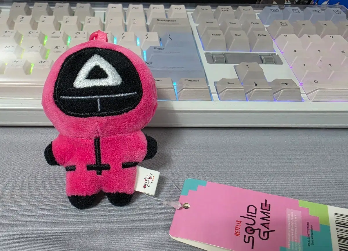오징어 게임 진행 요원 인형 키링