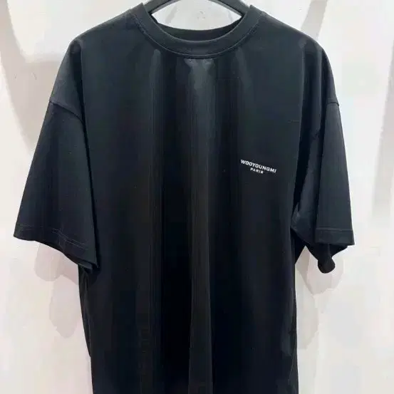 우영미 26FW 블랙 분수대 백로고 반팔 티셔츠 W263TS05708B
