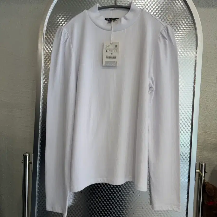 자라 ZARA 화이트 퍼프숄더 긴팔 탑 L