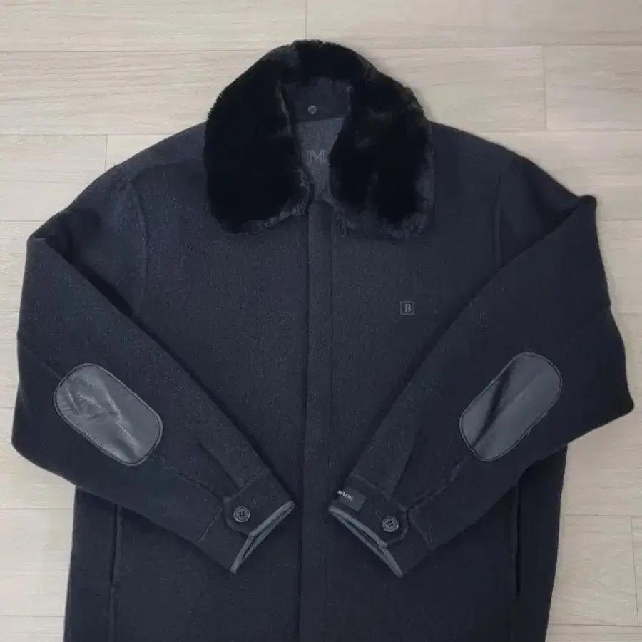 발망(BALMAIN) 캐시미어 혼방 퍼 칼라 가죽패치 핸드메이드 울 자켓 코트
