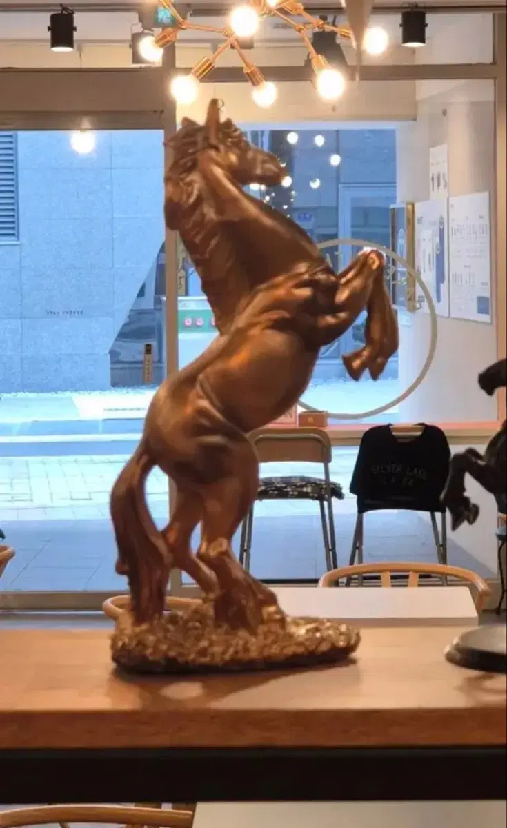 황금말 장식품
