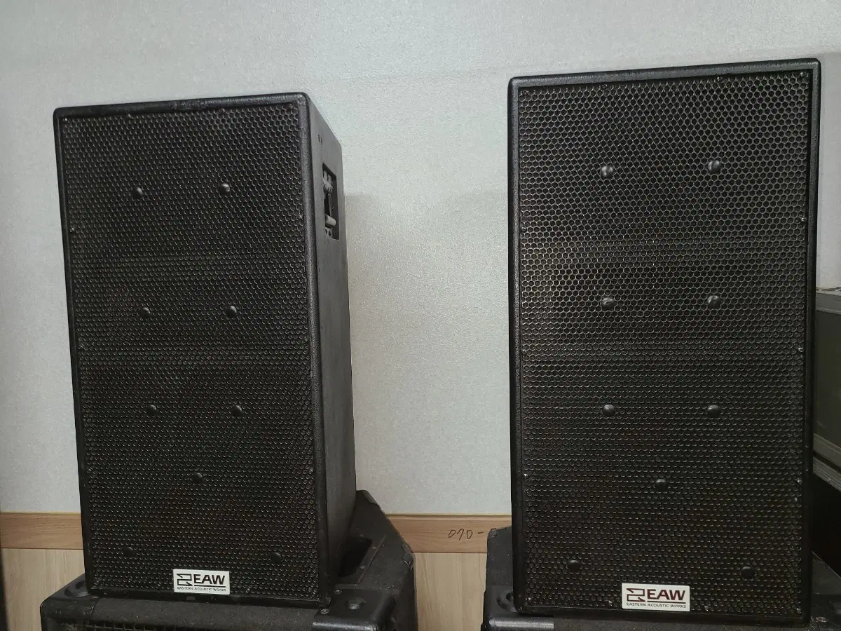 EAW KF300-iSR 스피커 2통