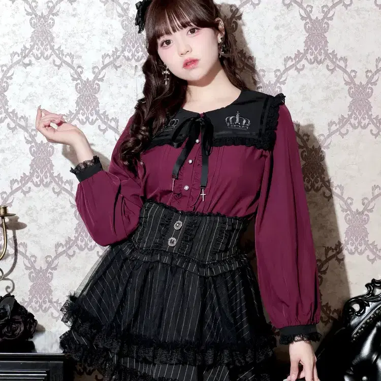 노에미 NOEMIE 고딕 세일러 크라운 자수 블라우스