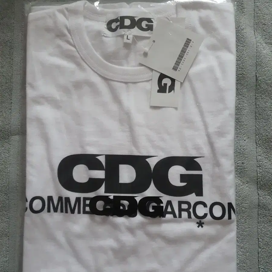 CDG 꼼데가르송 반팔티 화이트 L사이즈