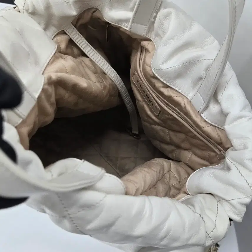 샤넬 [ 정품 ] CC 샤이니 카프스킨 22 백팩 사진 5