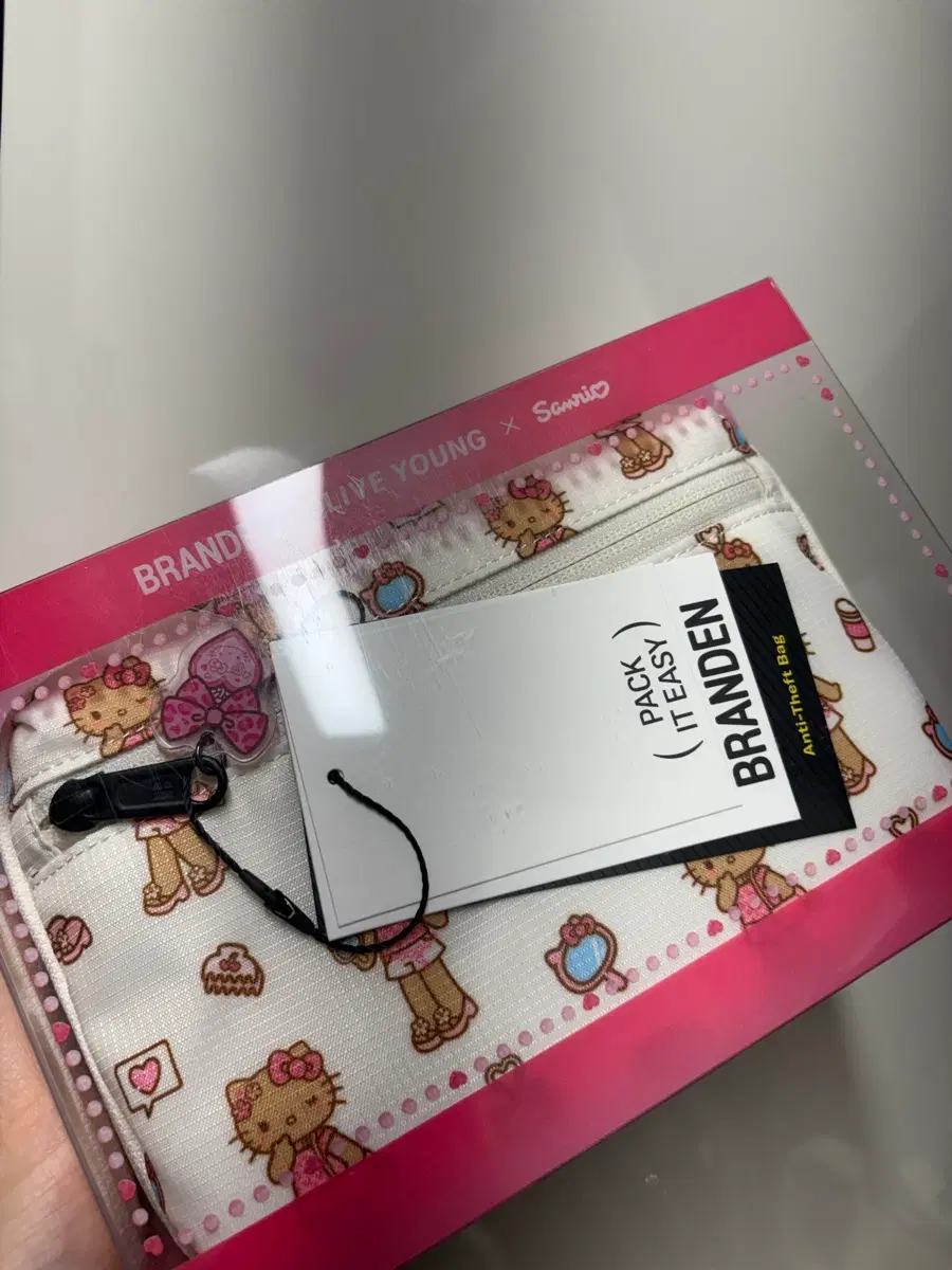 올리브영 산리오 헬로키티 브랜든 월렛백 키티 화이트