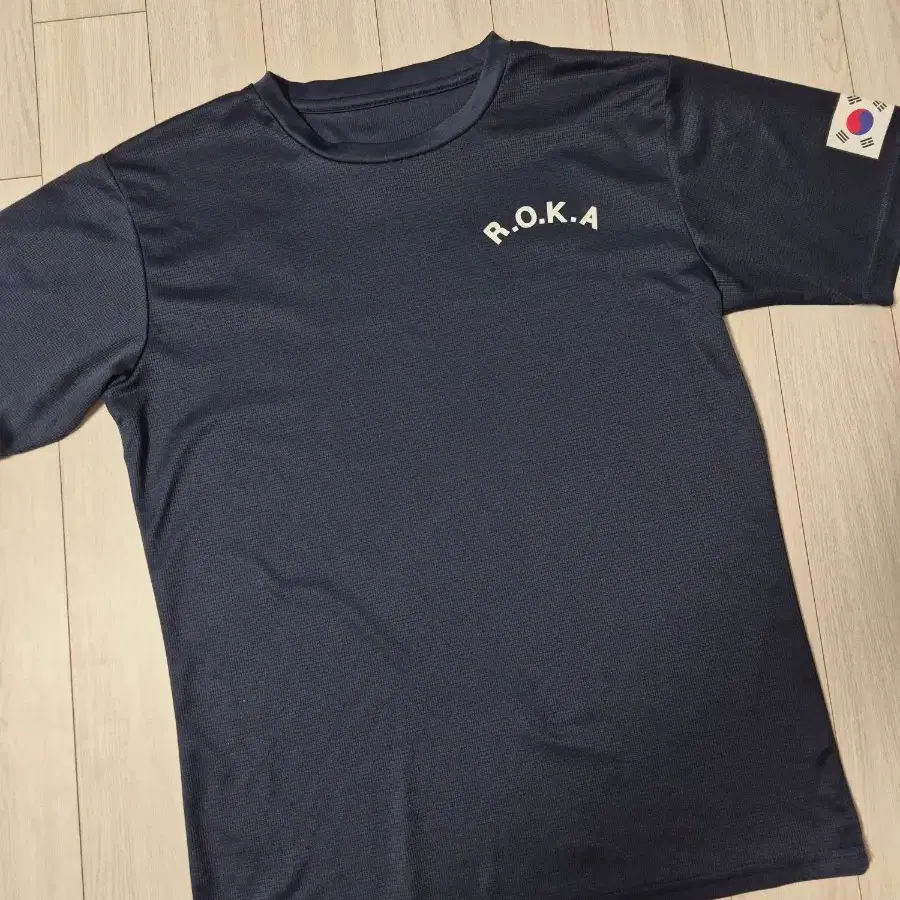새상품급) 로카 r.o.k.a 네이비 색상 반팔티 사이즈100L