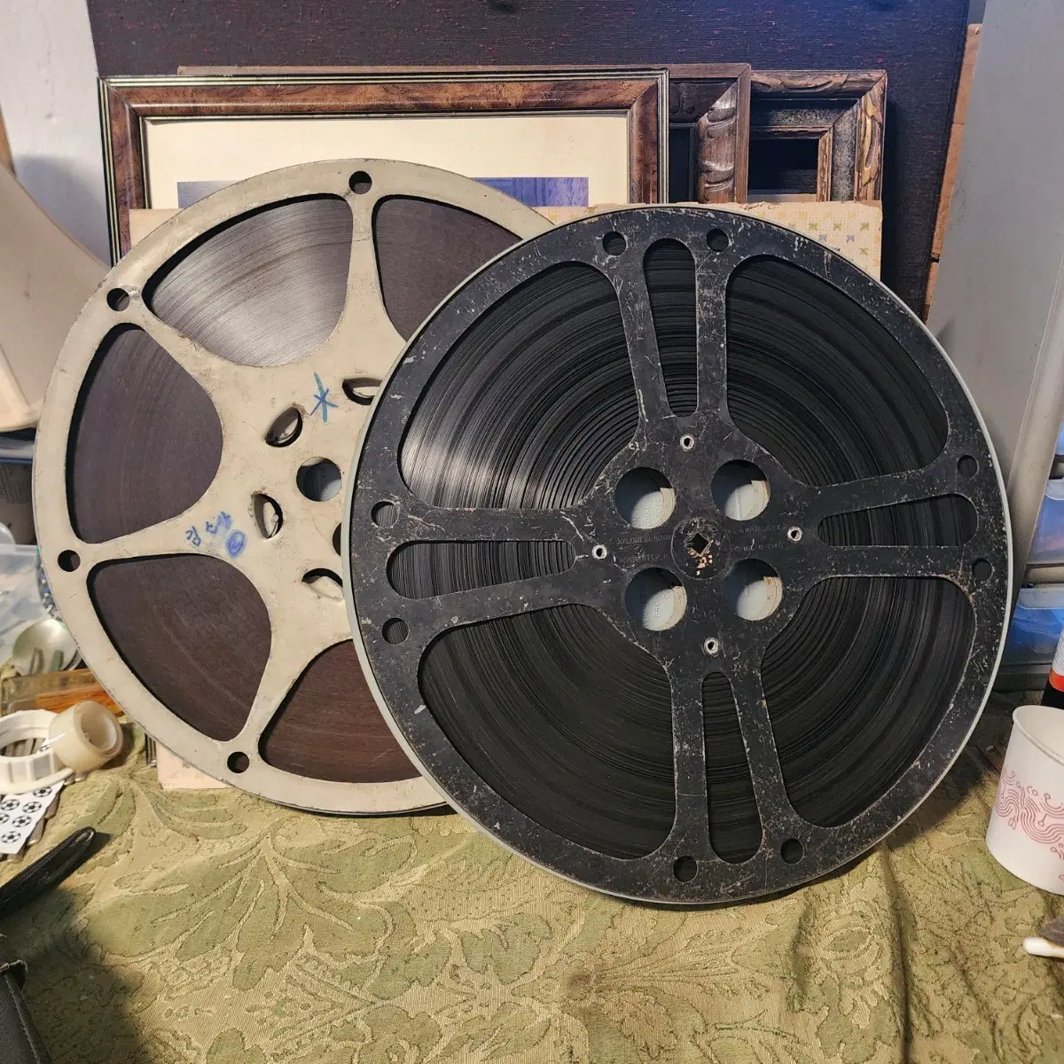 16mm 상영시간95분1973년 설태호 감독 한국 반공 극영화 특별수사본부 기생 김소산 윤정희(김소산 역), 최무룡(오제도 검사 역), 문오장(임충식 역)세트에390000원