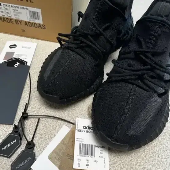 아디다스 이지 부스트 350 V2 검정색