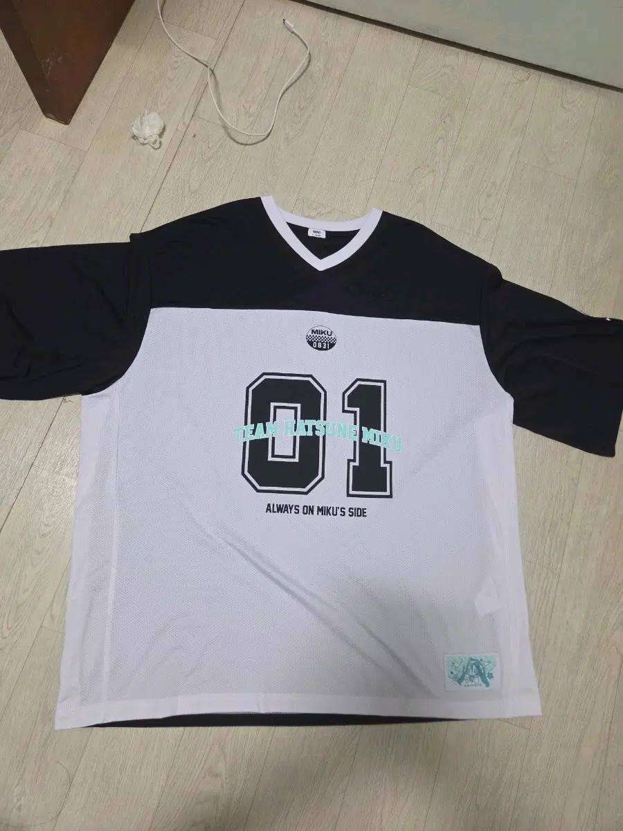 스파오 하츠네미쿠 콜라보 풋볼저지반팔티 L
