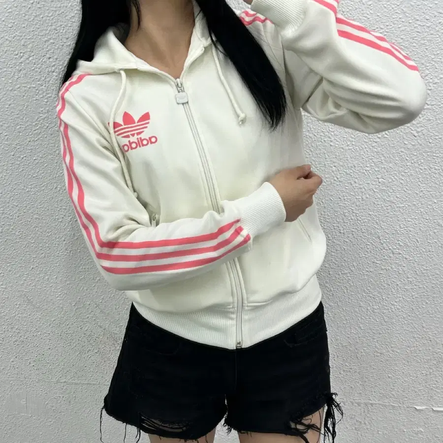 아디다스 딸기우유맛 화이트 후드 트랙탑 95