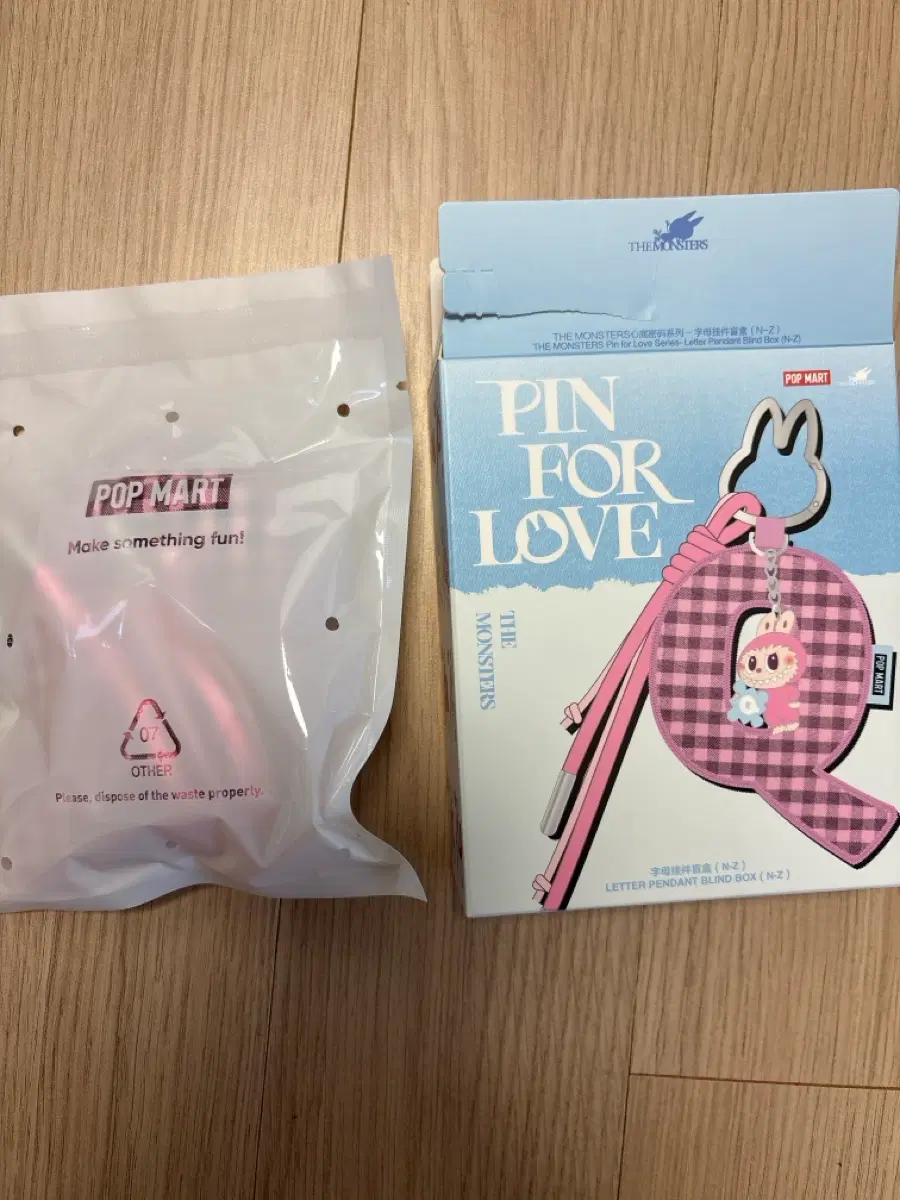 팝마트 더 몬스터즈 핀 포 러브 Q 이니셜 키링