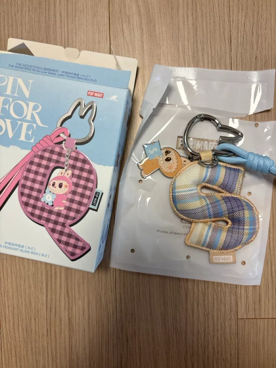 POP MART 몬스터즈 핀 포 러브 펜던트 키링 S