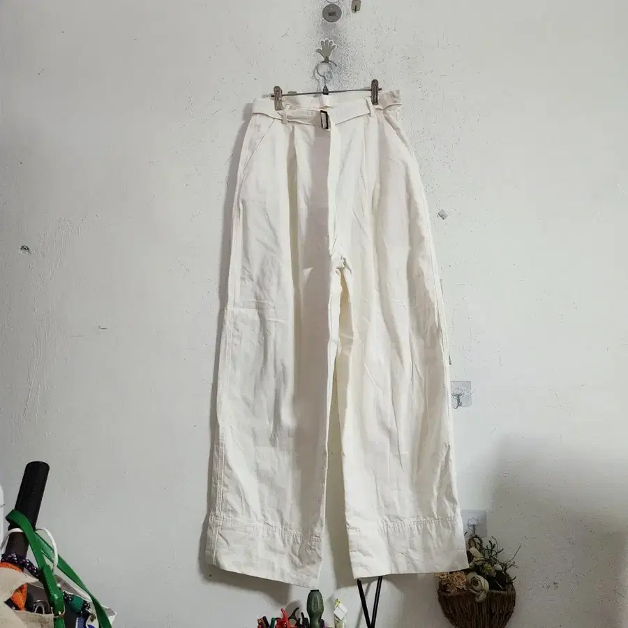 화이트 벨트 와이드 팬츠
