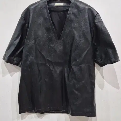 [L] 게엠베하 블랙 브이넥 레더 티셔츠