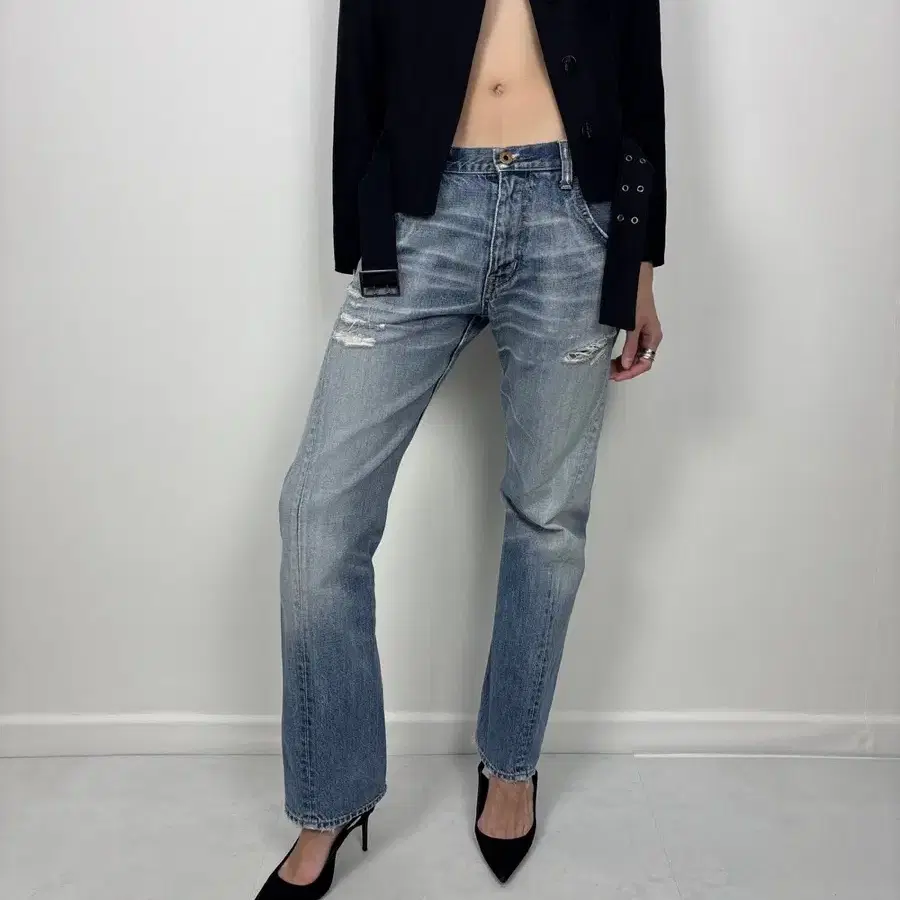 DISTRESSED CURVED JEAN 데미지 커브드 진 데님