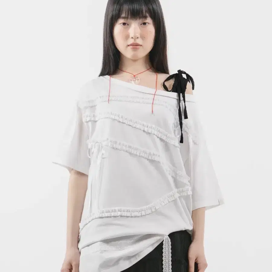 뚜오미오 LACE STRAP OVERSIZED T-SHIRT [WHITE]