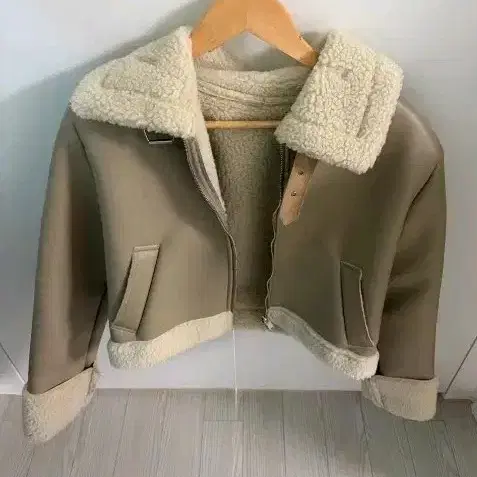 카키포인트무스탕 자켓 베이지색