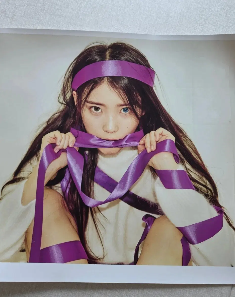 아이유 미니 4집 CHAT-SHIRE 포스터