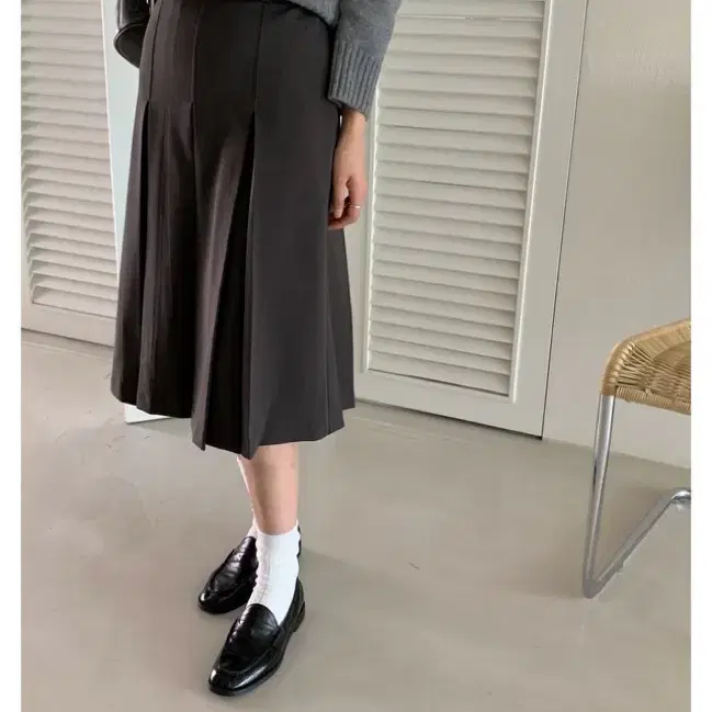 인아워 플리츠 미디 스커트