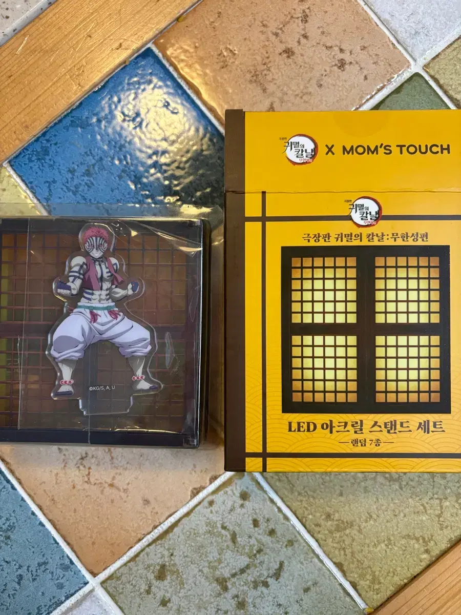 맘스터치 X 귀칼 콜라보 아크릴 스탠드 아카자