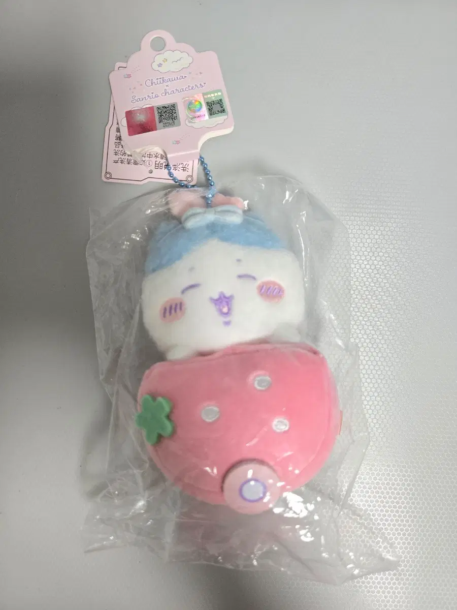 미니소 먼작귀 치이키와 산리오 콜라보 딸기 히치와레 인형 키링