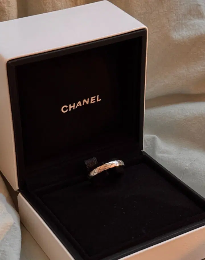 샤넬 코코크러쉬 미니 링 18k 화이트 골드 57호